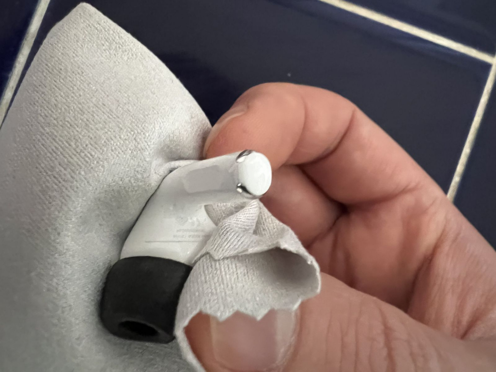 vệ sinh AirPods