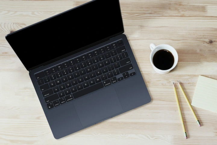 Macbook không mở được 1 tay hay mở được bằng 2 tay có phải lỗi không? 
