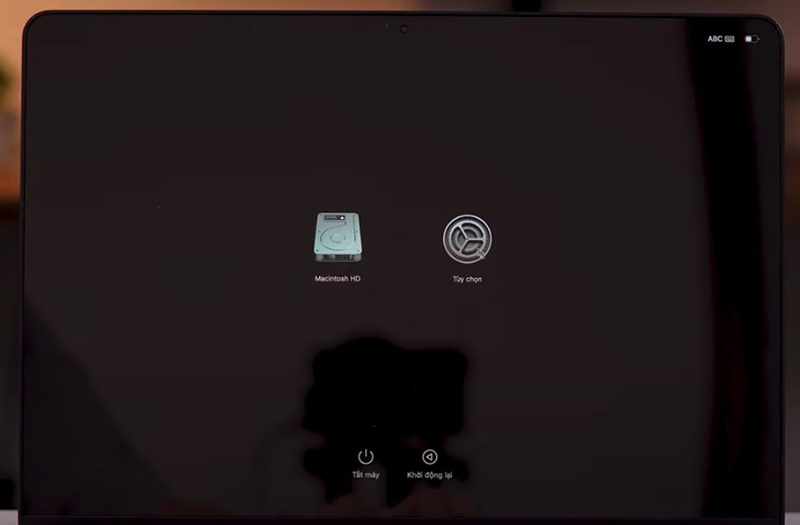 Giữ tổ hợp phím Command + R và nhấn nút nguồn.