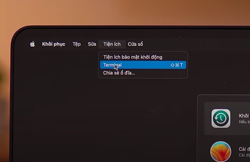 Chọn Utilities > Chọn Terminal