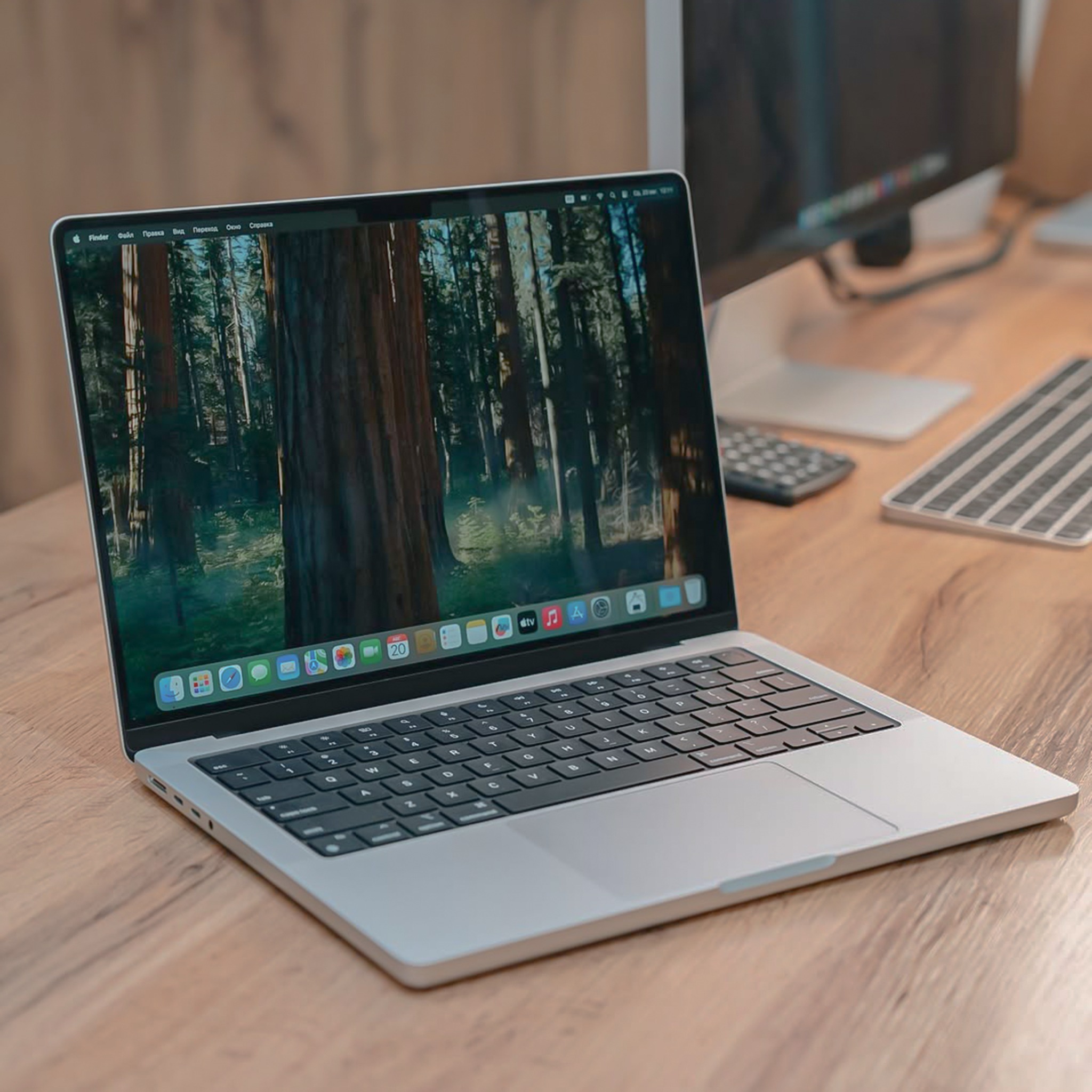 Sinh Viên Thương Mại Điện Tử Dùng MacBook Air
