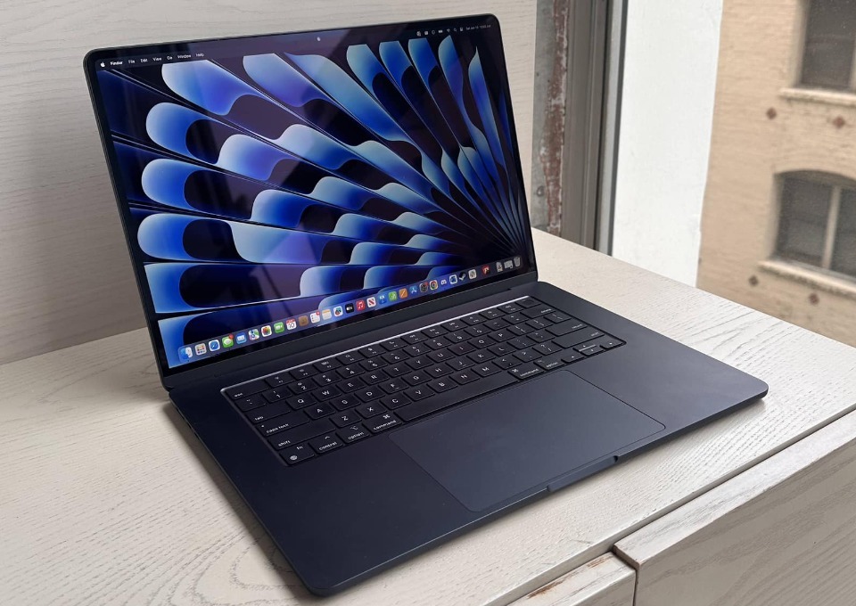 Sinh Viên Thương Mại Điện Tử Dùng MacBook Air