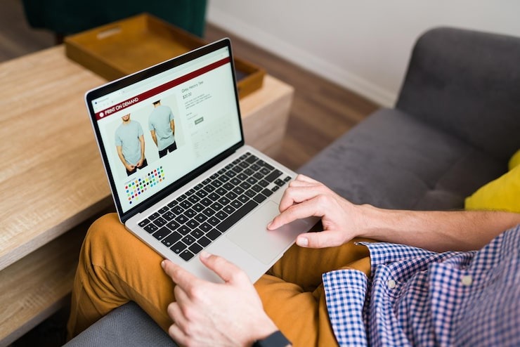 Sinh Viên Thương Mại Điện Tử Dùng MacBook Air